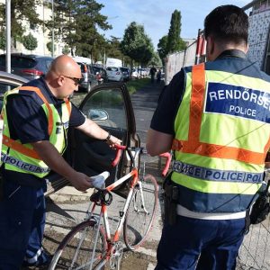 A kórház bejáratánál nyitotta rá az ajtót a kerékpárosra a figyelmetlen utas