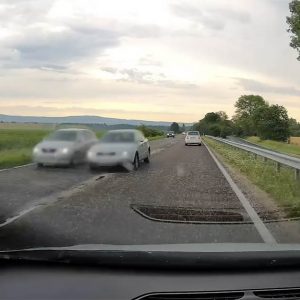VIDEÓ: Vagy leszorítani próbálta az őrült az előtte menőt, vagy nagyon sietett
