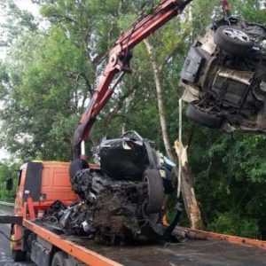 Fának ütközött és kettészakadt éjjel egy autó az 1-es főúton – a sofőr a helyszínen meghalt