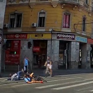 VIDEÓ: A piroson áthajtó biciklisek egyike csúnyán elgázolt egy gyalogost a Blahánál