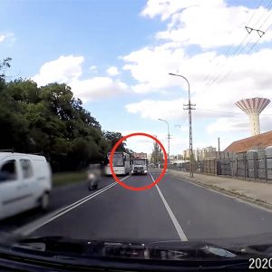 VIDEÓ: Boxmeccselve közeledett szemből a két nagytestű. Jobb volt lehúzódni…