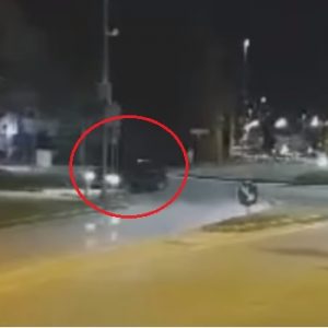VIDEÓ: Csikorgó gumikkal, kilinccsel előre hajtott a körforgalomban – Aztán jött az oszlop