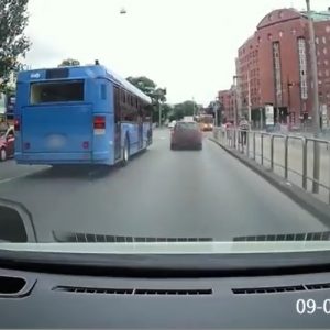 VIDEÓ: Így hajtott át a lámpán a BKV-busz a Fiumei úton. Belső vizsgálat indul