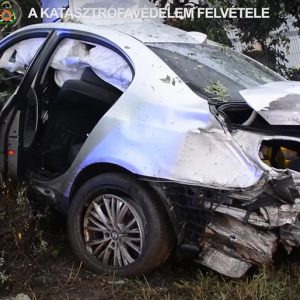VIDEÓ: Hatalmas sebességgel csapódott oszlopnak egy BMW tegnap este a 9. kerületben