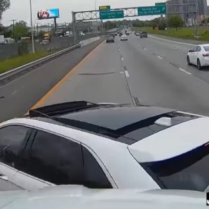 VIDEÓ: Addig provokálta a kamionost, hogy keresztbe fordította őt az úton
