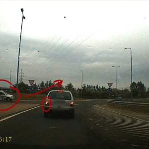 VIDEÓ: Még indexelt is „szabályosan”. Semmi nem zavarta meg a manőverben az idióta sofőrt Biatorbágyon