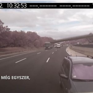 VIDEÓ: Így csapódott be egy autó a munkavégzést biztosító járműbe az M0-s autóúton