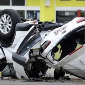VIDEÓ: Ez történhet, ha 120-szal száguldoznak fiatalok, szembe a forgalommal