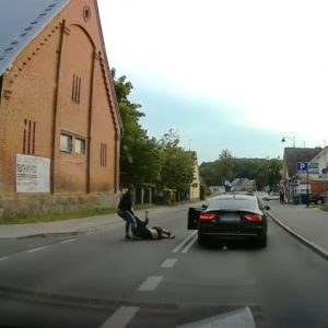 VIDEÓ: Egy részeg ember akadályozta az autósokat, az Audi sofőrje hamar pontot tett a dolog végére