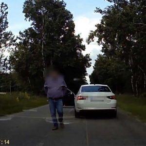 VIDEÓ: Ésszel hajtott olvasónk a trágya minőségű út miatt. A skodásnak ez nem tetszett mert sietett volna, de erre azért ráért…