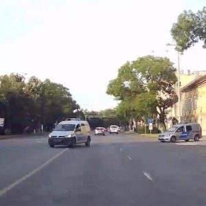 VIDEÓ: Itt nagyon nem ártott volna használni a megkülönböztető jelzést