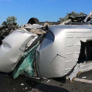 VIDEÓ: Felborult egy kisbusz az M7-esen – Egy nő életét vesztette, nyolcan  megsérültek