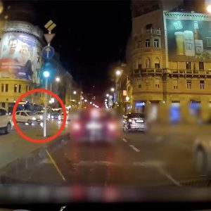 VIDEÓ: Óriási mázlija volt több autósnak tegnap este a Blaha kereszteződésben