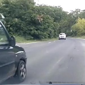 VIDEÓ: Itt már csak a buszöböl és a lélekjelenlét segített