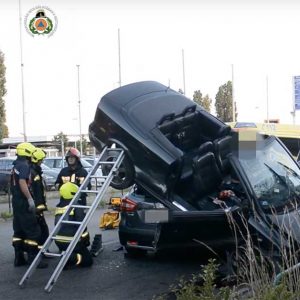 VIDEÓ: Egy cabrio Opel landolt a Suzuki tetején tegnap Kispesten. Videó készült a mentésről
