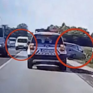 VIDEÓ: Árokba kényszerült a rendőr előtt egy autós, mert szabálytalanul előztek