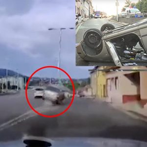 Videón, ahogy Egerben az elválasztó betonnak csapódik, majd fejtetőre borul egy autó