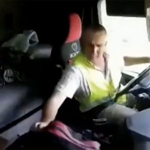 VIDEÓ: Ez a kamionsofőr elkövette azt, amit látszólag nagyon megbánt. Szívás…