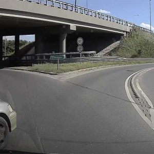 VIDEÓ: Úgy szabta el a budakalászi körforgalmat a Hondás, hogy szinte lehetetlen volt kivédeni a csattanást