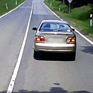 VIDEÓ – A követési távolság hiányára való figyelmeztetés: ÍGY NE! De akkor hogyan?