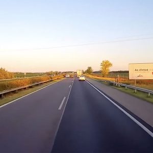VIDEÓ – Ma reggeli rémálom az M1-esen: Ott lerobbanni ahol ő, nem egy életbiztosítás