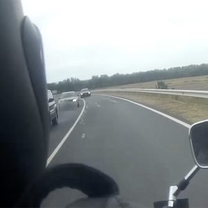 VIDEÓ: Ha itt nem motoron ül olvasónk, akkor ezt már lehet nem küldi be. Két gátlástalan közúti veszélyeztető