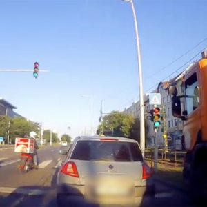 VIDEÓ: Óriásit mentett a Kerepesi úton a konténeres ezzel a húzással