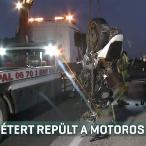 VIDEÓ: 40 métert repült – Száguldva előzött az ütközés előtt a motoros