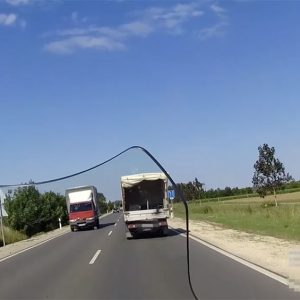VIDEÓ: Ezúttal motorral pofátlan(tan)ítottak a rendőrök