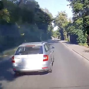 VIDEÓ: Bátran, agresszíven, aljas módon használta a büntetőféket a vélhetően céges Skodával a Szentendrei úton