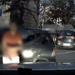 VIDEÓ: Arc volt nagy, de hátul rendszám nem. Behajtani amúgy tilos, de kipattogni fenyegetőzni szerinte szintén nem tilos