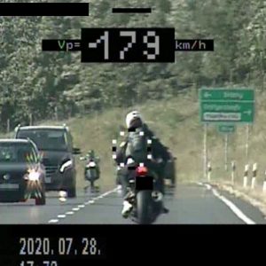 90 km/h helyett 179 km/h-val száguldó motorost fogtak sárvárnál – Kiderült, hogy a sofőrnek nincs is jogsija a vezetett motorra