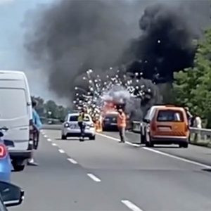 VIDEÓ: Robbanás, óriási füsttel kiégés az M7-esen. Egy autó végső pusztulása, testközelből :(