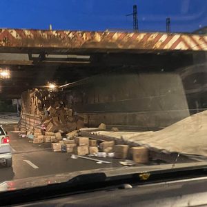 Kemény videó: Megint lefejezett egy kamiont a felüljáró a Hungária körúton