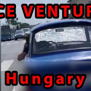 VIDEÓ: Ace Venturaként vezette a Trabantot a sofőr a Soroksári úton