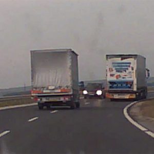 VIDEÓ: Megkezdte az előzést a kisteher, de jöttek szemből a Miskolc elkerülőn. Hajmeresztő felvételt mutatunk