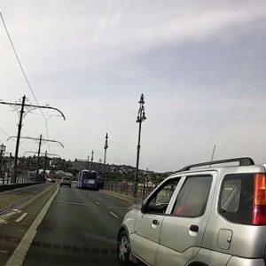 VIDEÓ: Ez a Suzukis eldöntötte, hogy megfordul a Margit hídon és ebben senki és semmi nem állíthatta meg