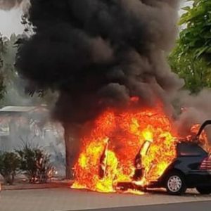 Kigyulladt egy autó a 23. kerületi Bevásárló utcában, a parkolóban