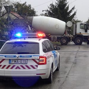 Büntetőfékezett a betonmixer előtt, erre a mixer sofőrje kiszállt és elverte az autóst – Az autós rendőrt hívott
