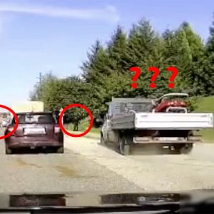 VIDEÓ: Ne terelj teheneket, ha Bütyi rohan melózni. Inkább elállt az útból az ijedt gyalogos, amikor „emberünk” felhajtott a járdára