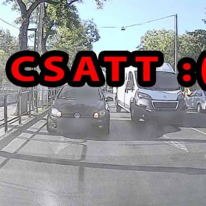 VIDEÓ: Így törték össze elöl-hátul olvasónk autóját a Fiumei úton