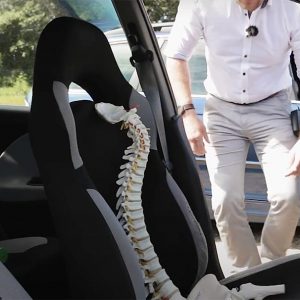 VIDEÓ: Így ülj helyesen a kocsiban, ha hátfájós vagy. Szakember mondja el, hogy hogyan kerüld el a gerincműtétet