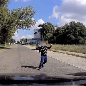 VIDEÓ: Szinte eldobta a mobilját a zombi, telefonnyomkodó gyerek, akire rádudált olvasónk