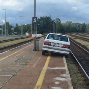 A peronról a sínekre lógva parkolt le autójával a holtrészeg sofőr Dabason