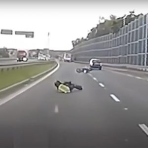 Videón, ahogy az aljas sofőr miatt bukik a motoros. Ezután centiken múlt, hogy elgázolja őt a kamerás autó
