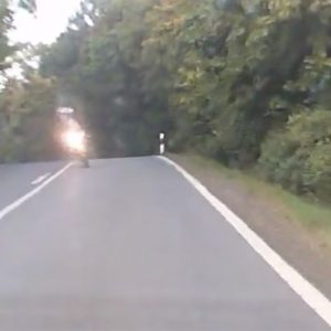 VIDEÓ: Vagánykodva az utasnak, repülni vágyott a motoros. Így is meg lehet menteni két életet