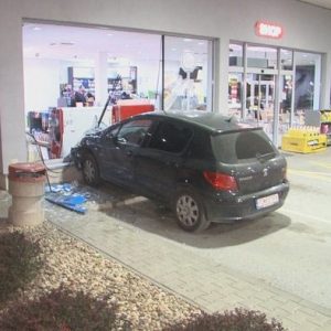 Csak a féklámpa izzót cserélték a kúton, majd ellenőrizni szerették volna, de ez lett belőle…