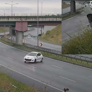 VIDEÓ: Hatalmasat repült az útról lesodródott Peugeot. Kemény pillanatokat élhetett át a sofőr