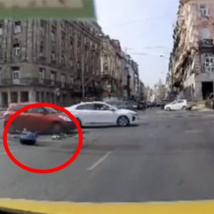 VIDEÓ: Hatalmasat esett a rollerrel az Astoriánál. Kis híján elgázolta egy autó