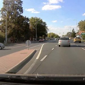 VIDEÓ: 100 méter. Ennyit kellett volna kerülnie a Toyota sofőrjének. Sajnos teljesen megszokottnak tűnt a manőver